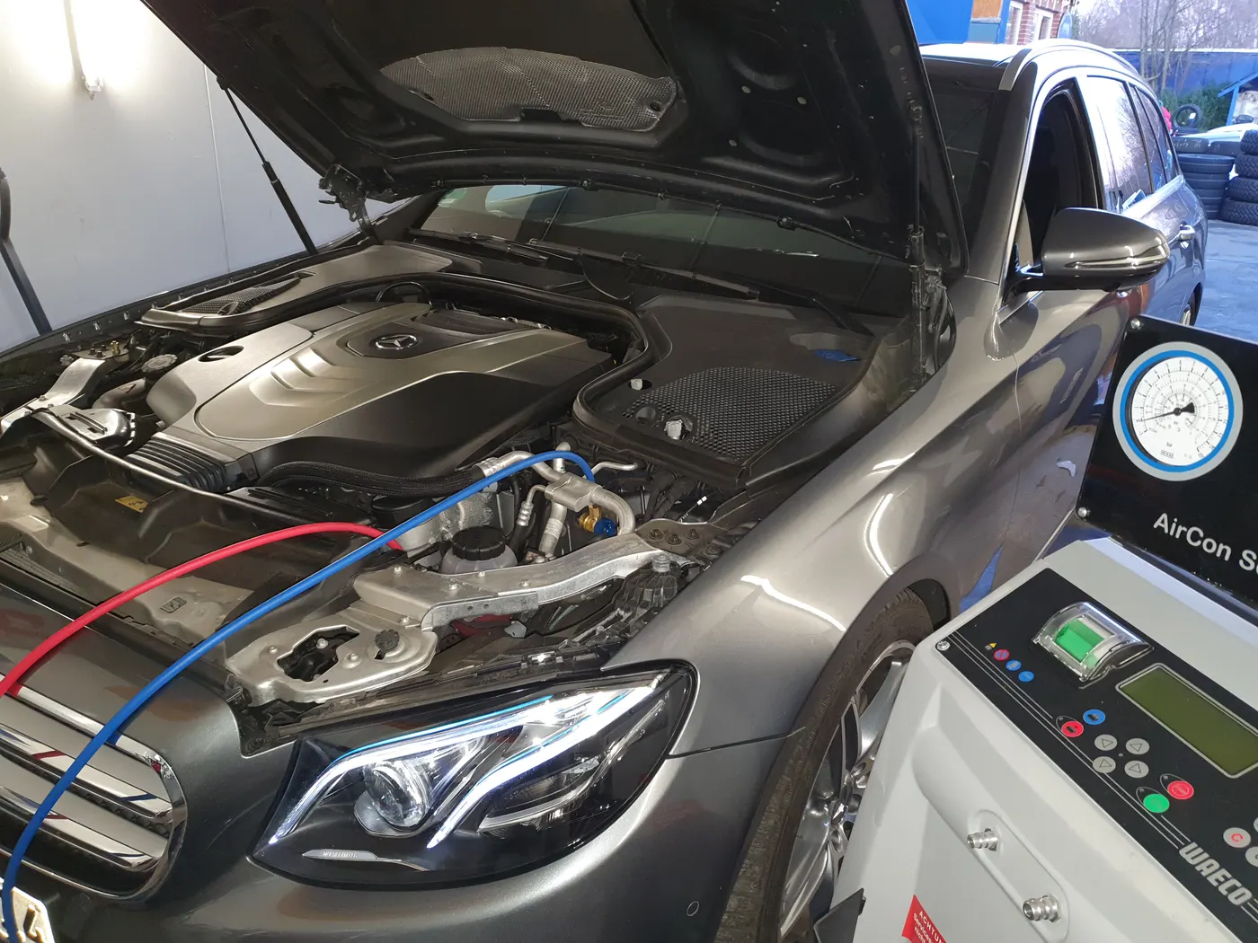 Klimaservicegerät in der Werkstatt